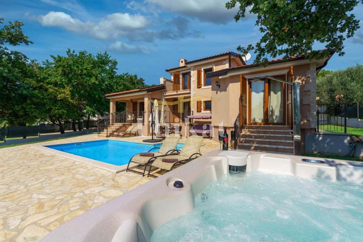 Hiša s bazenom blizu Poreča